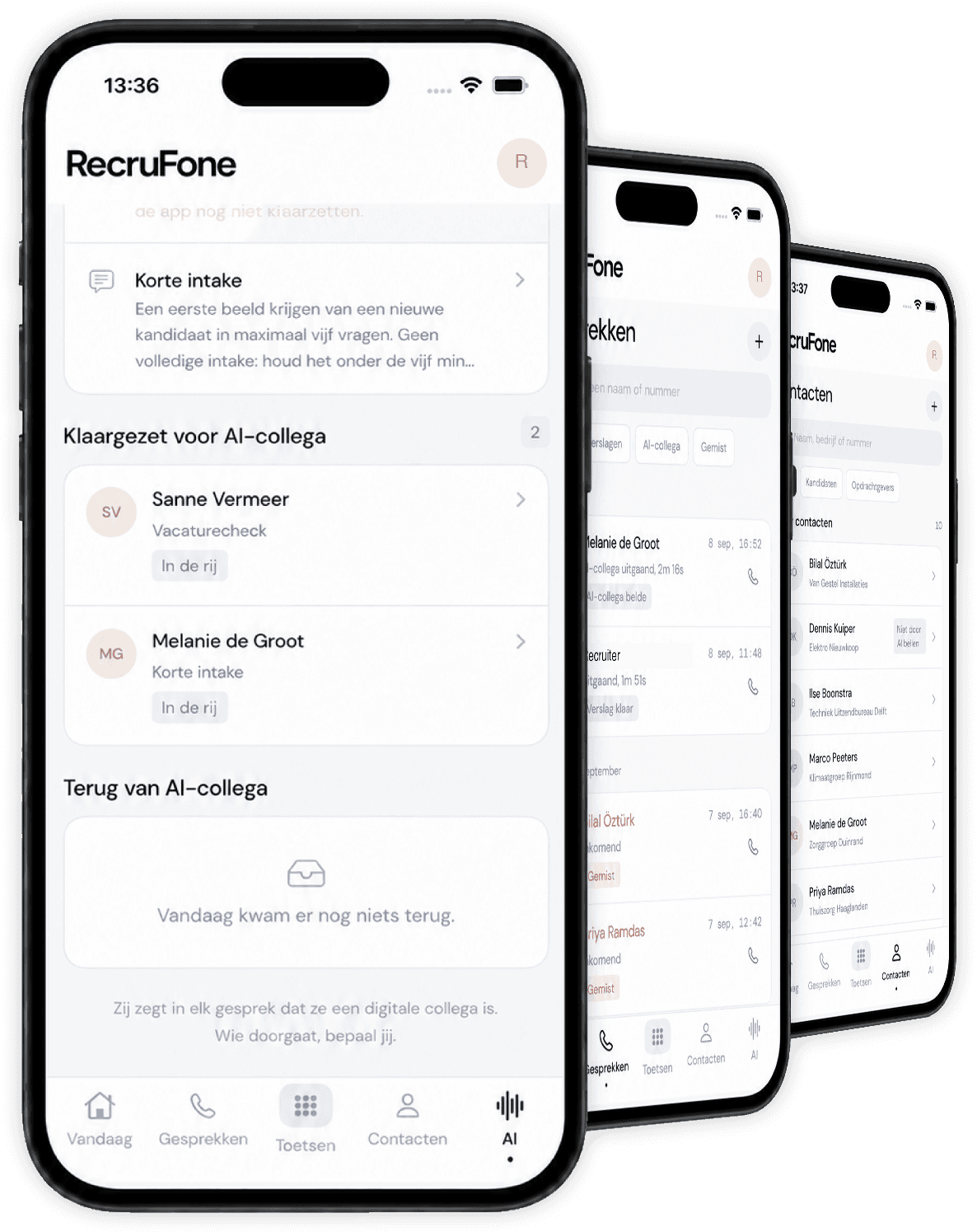 Drie iPhones met de RecruFone-app: de werklijst van de AI-collega, de gesprekken en de contacten