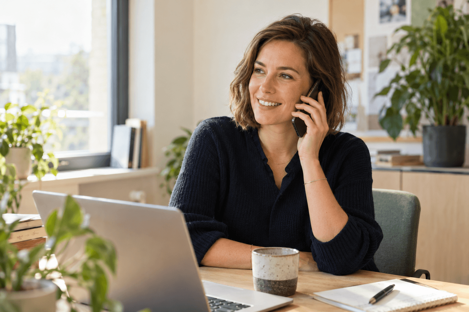 Een recruiter luistert ontspannen naar een kandidaat aan de telefoon