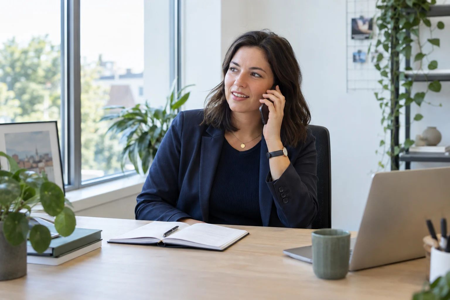 Een recruiter voert aandachtig een telefoongesprek aan haar bureau