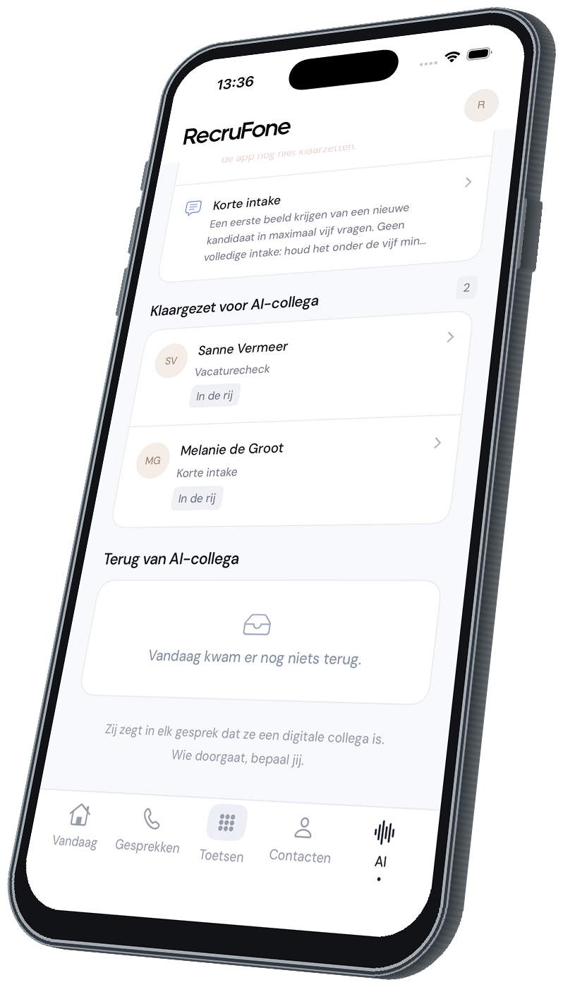 De werklijst in de RecruFone-app: twee kandidaten klaargezet voor de AI-collega met een vacaturecheck en een korte intake, en daaronder wat er van haar terugkwam